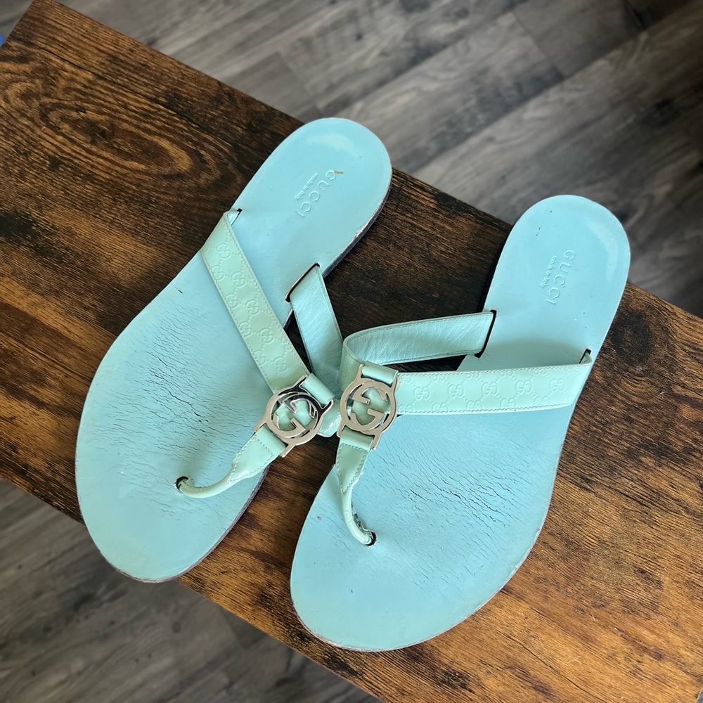 Gucci Blue Patent Leather Embossed Logo Thong Sandal Size 38 (USED)